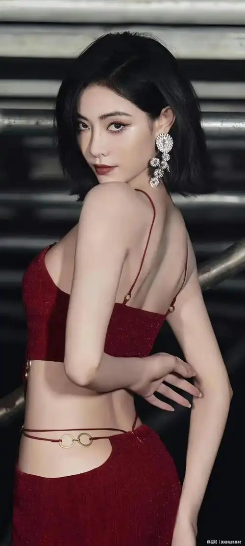 艺高人胆大,许佳琪仗着自己挺拔的身高,妖娆的身材,居然转了一件拼接