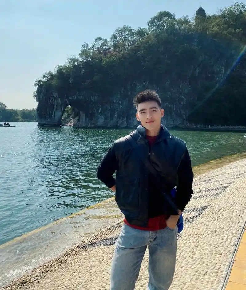 游玩名胜"相公山"的酷帅男生,颜高条顺,身材棒,风景好人更俊