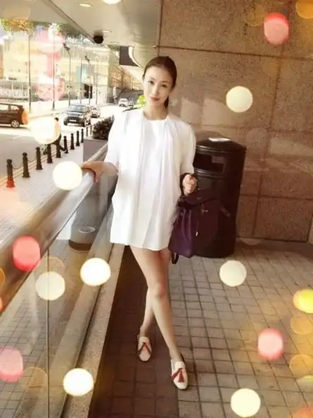 近日,一组香港明星吴启华的娇妻石洋子的私照在网上曝光,网友大赞