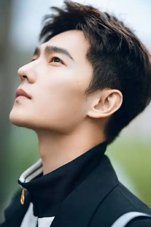 1/ 6 搜狐娱乐讯 9月26日,杨洋最新品牌活动造型图曝光,身着黑色西装