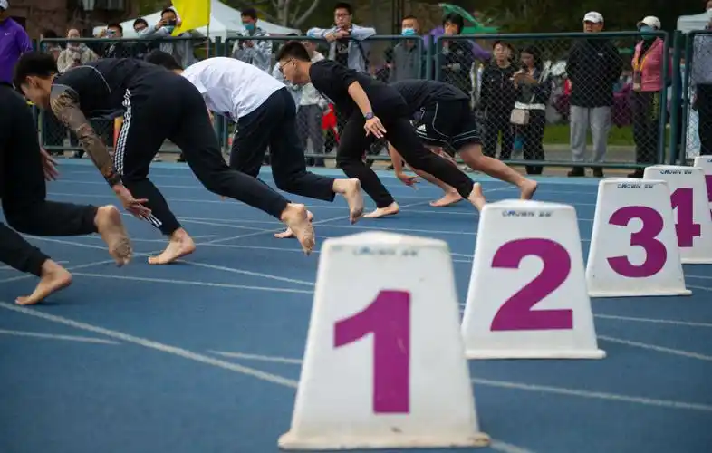 光脚的不怕穿鞋的清华大学学霸赤脚参加运动会
