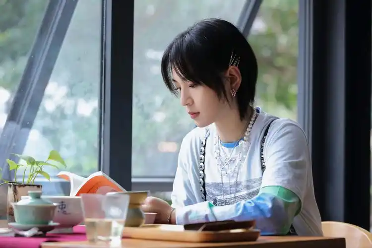 《街头音浪》用歌声感染观众 周笔畅嗨聊成都文化_凤凰网娱乐_凤凰网