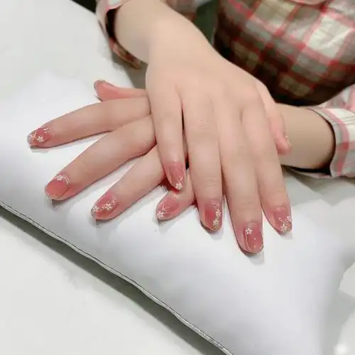 短款显白冰透小白花美甲