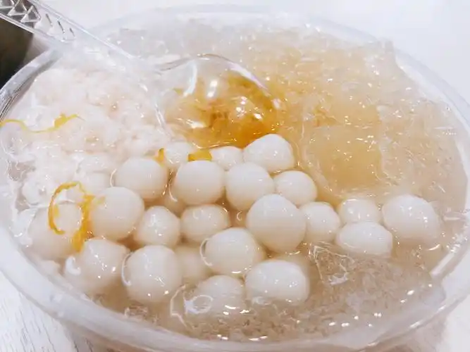 看到大家的极力推荐,吃过后我也爱上了,其实就是三鲜冰粉,小汤圆,醪糟