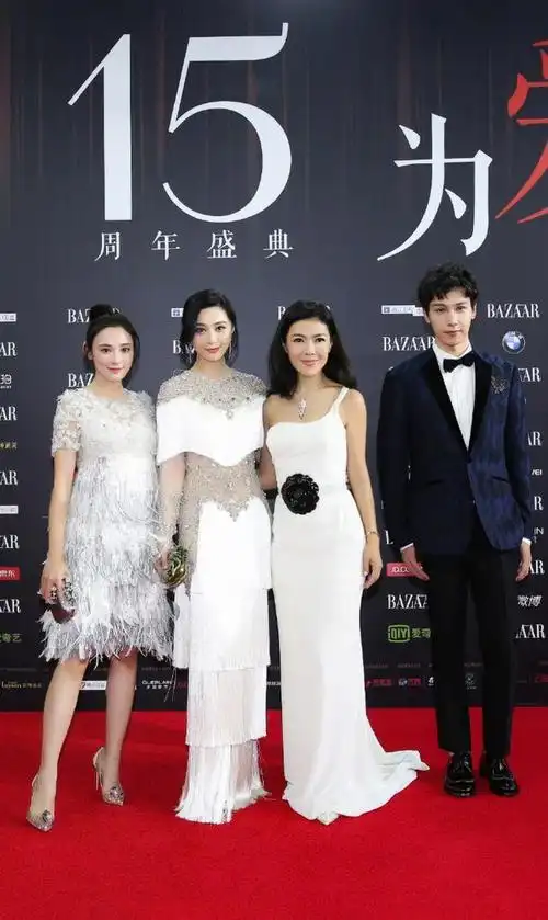 杨幂还是美不过范冰冰,站在范冰冰旁边气场都弱爆了