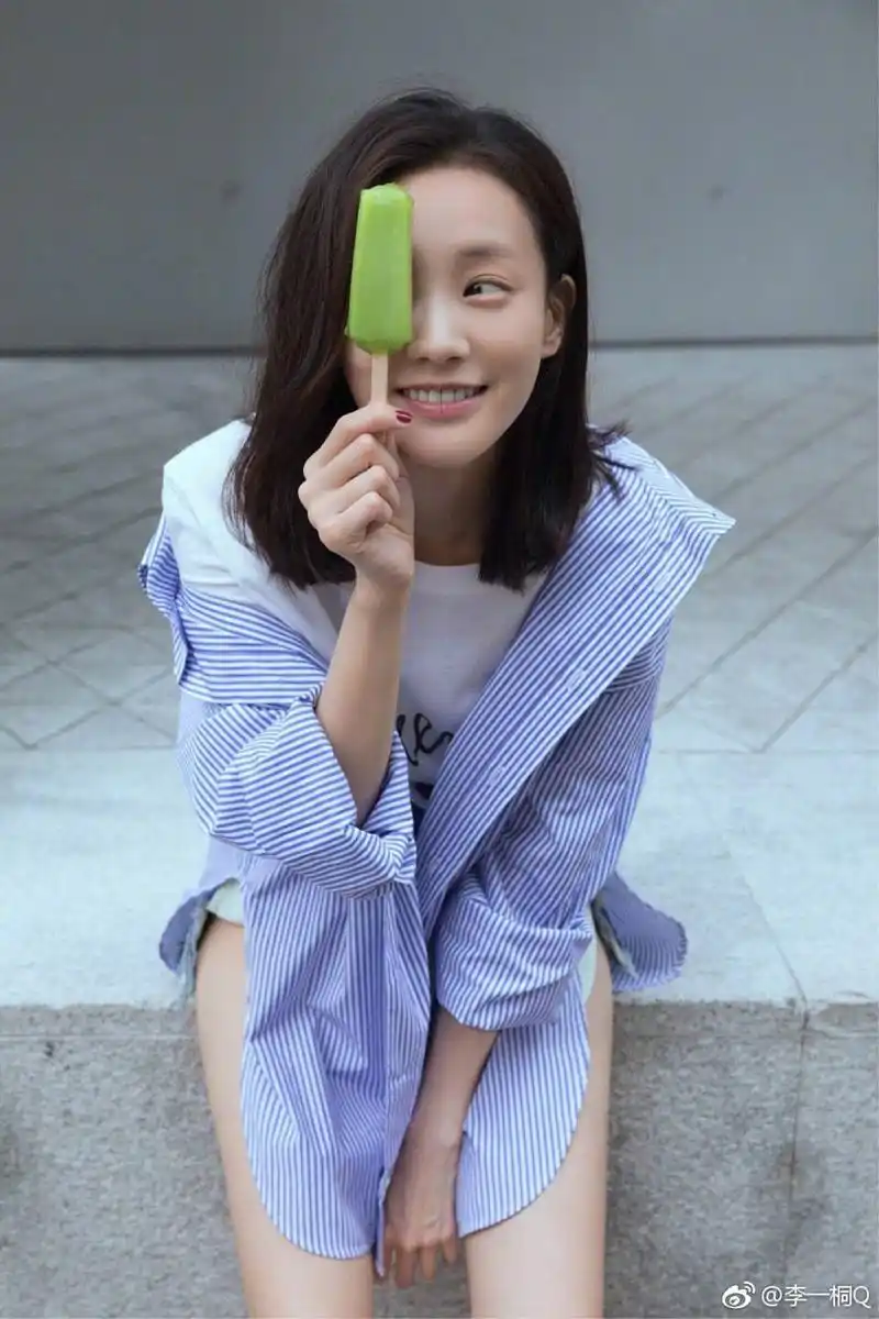 6 李一桐晒夏日素颜大片 长腿吸睛时尚度立现