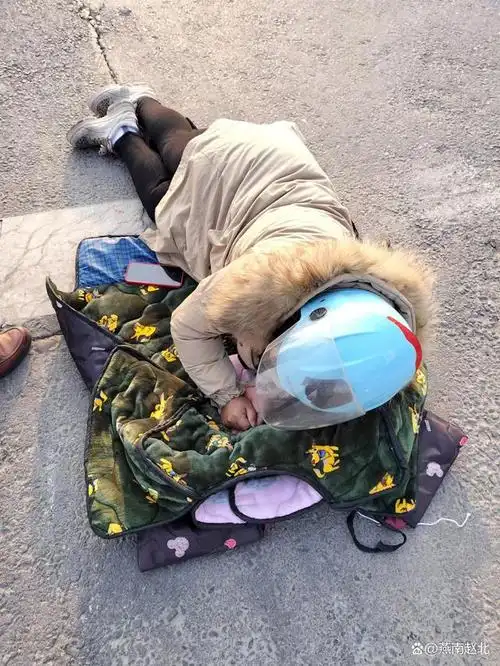 事故造成其中一方骑电动车的朱女士受伤倒地不起.