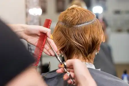 理发店的专业发型师. 发型师和理发师.