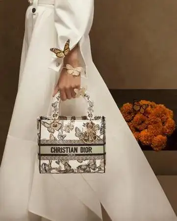 dior走进火辣墨西哥城 复古印花翩然绽放|迪奥|成衣_