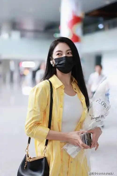 张雨绮奶黄色穿搭惊艳众人,展现高级气质_颜色_黑色_风格