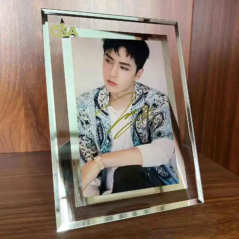 王一博亲笔签名照.谁要?送送送 本人在娱乐媒体公司工作,积攒 - 抖音