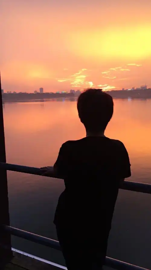 夏日晚霞夕照阳,湖边赏月心神静夕阳西下,漫步甘棠湖畔,仰望天空,朵朵