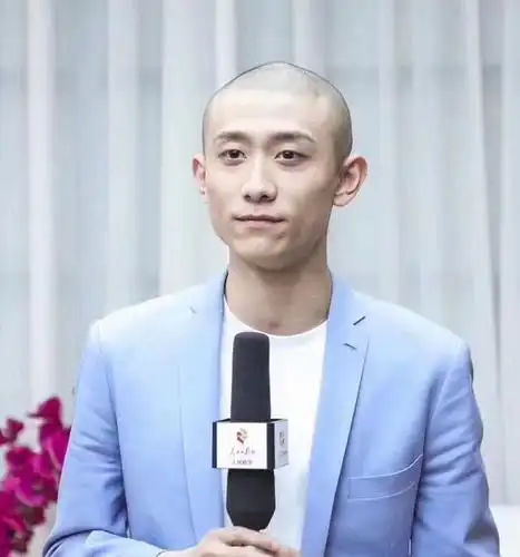 张一山光头造型火了,脚上大哥鞋却意外抢镜,aj该压箱底了!