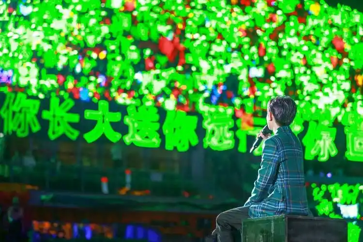 王源粉丝应援可爱正经两不误粉随偶像双向奔赴的爱才更有意义