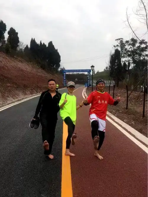 内江48岁男子赤脚跑马拉松3年|跑步|长跑_网易订阅