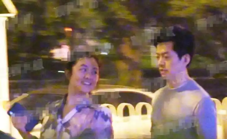 40岁李健老婆罕曝光,身材发福衣品一般,却被赞气质优雅像贵妇|孟小蓓