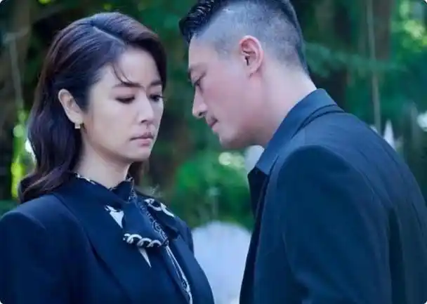 太尴尬当听到霍建华前任名字时林心如下意识动作表情很微妙