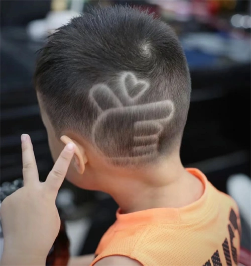 小男孩的发型其实无需打理太多,这一款比心的雕刻图案,绝对的时尚王炸
