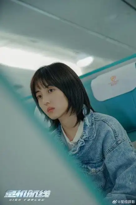 张子枫新电影剧照,好有故事感