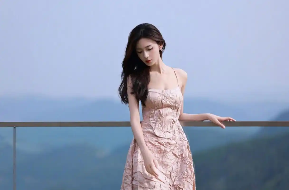 性感撩人的气质女神#陈瑶# 一袭贵宾粉吊带连衣裙,勾勒出曼妙身材,肤