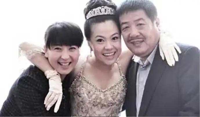 闫学晶老公林越照片演员闫学晶离了几次婚婚史令人惊愕