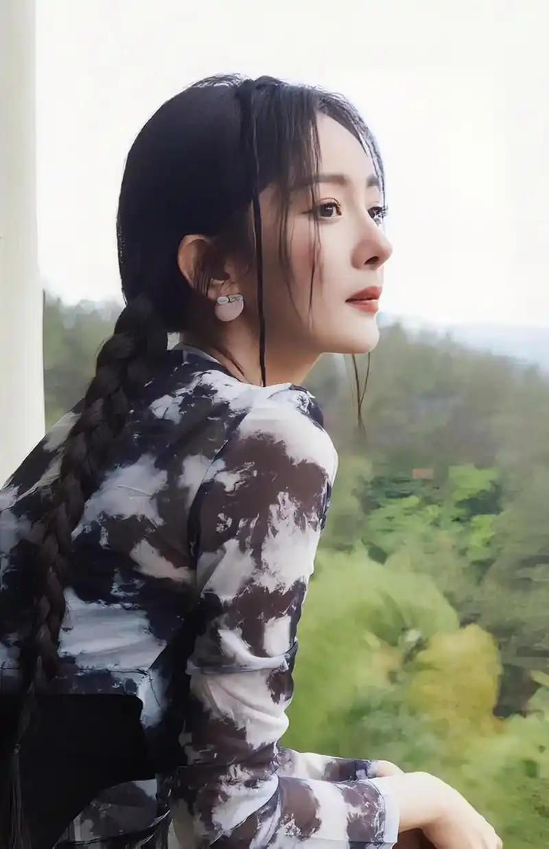 杨幂今日份六宫图随拍,双马尾麻花辫的幂,侧颜好漂亮