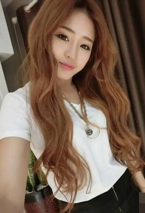 与众多人拉开距离的长头发,焕发出潮流风采的发型设计