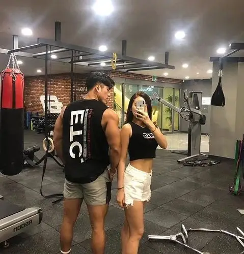 韩国高颜值健身情侣边fit边创业打造好身材的同时收获事业