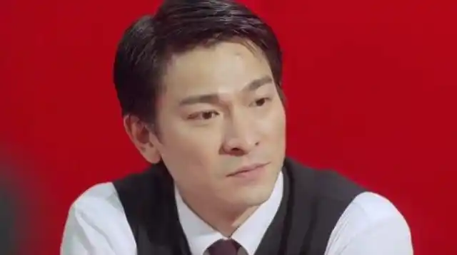 龙在边缘:黑老大来生日宴闹事,叫大嫂陪喝酒,刘德华可不高兴了