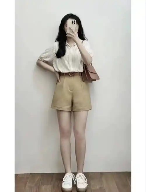 卡其色短裤配什么颜色上衣_look_衬衫_休闲