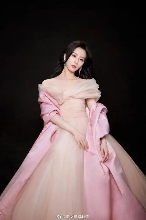 刘诗诗穿粉色一字肩长裙秀精致锁骨 波浪卷发温柔有气质