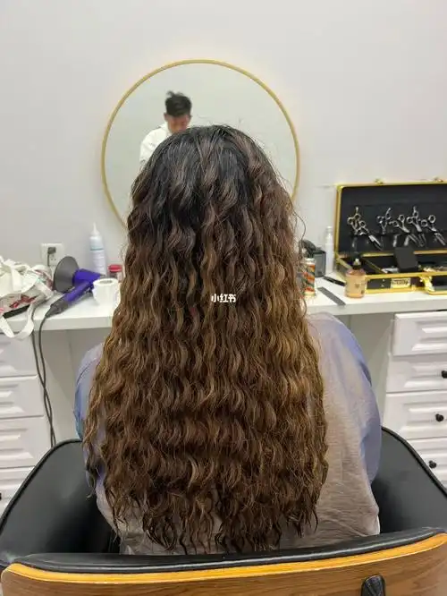 老顾客 这个发型她刘了 最少8年 都是我烫的 就头发太干了 她老老染发
