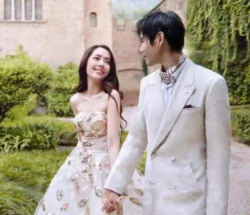 徐璐和郭美女游戏,徐被撞倒在地!你注意到他的举动吗?