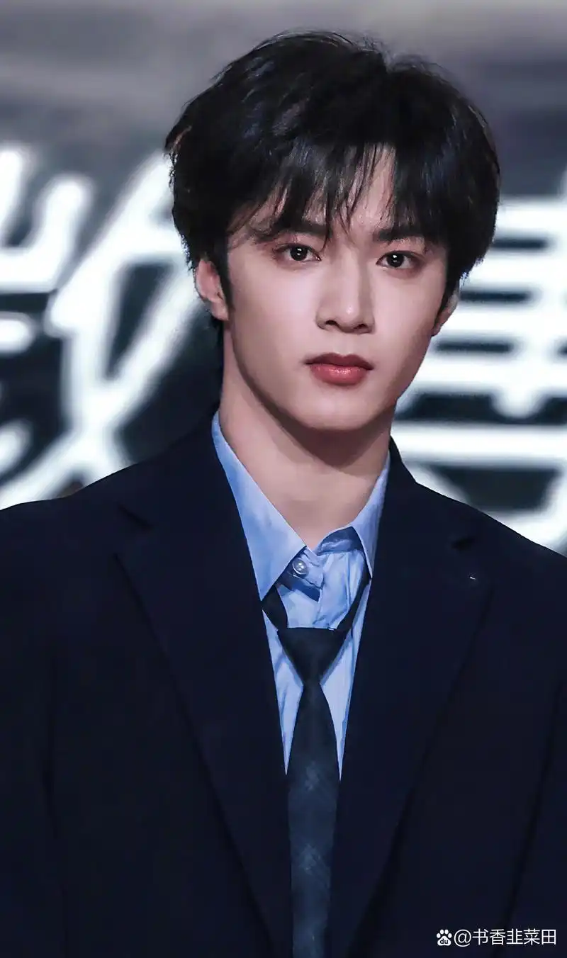 刘耀文:从稚嫩少年到舞蹈巨星的蜕变之路 刘耀文,时代少年团的一员