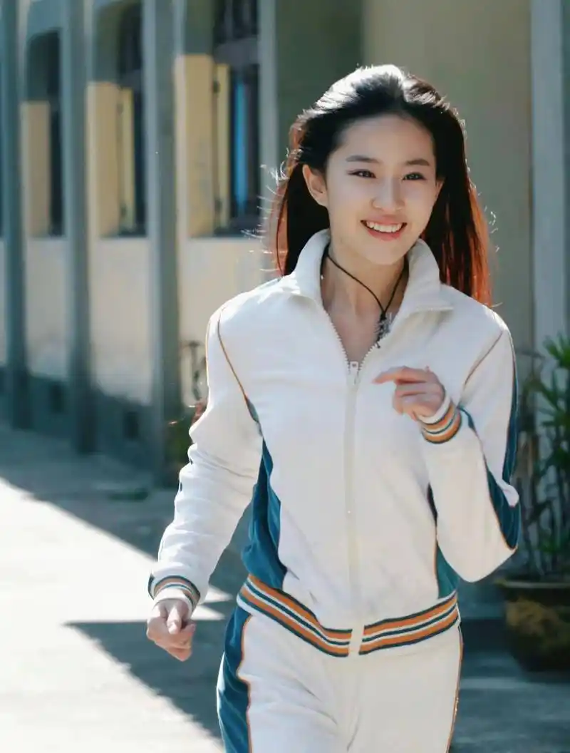 刘亦菲旧照曝光,青春灵动宛如仙女下凡,连头发丝都那么美_写真_美貌