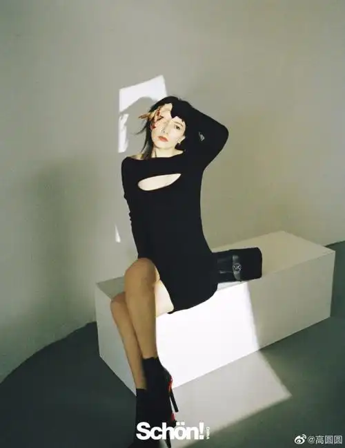 42岁高圆圆干练造型显知性美光影间撩人心弦