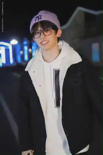 3631 上班77下班- 明天可以戴眼镜穿黄色卫衣吗-穿啦戴啦 好乖