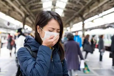 女人在火车站戴口罩照片