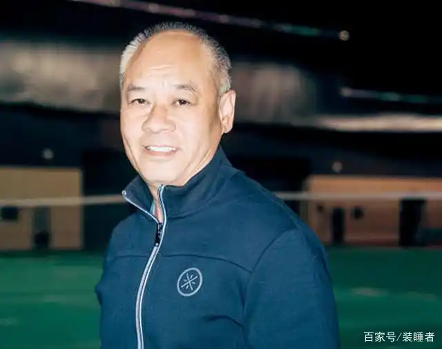 体操王子李宁近照,老婆年近六十却风采依旧,14岁女儿成大美女