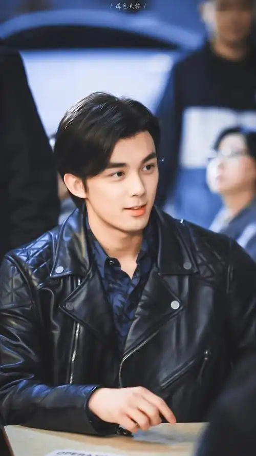 速来点击就看吴磊新剧时装秀