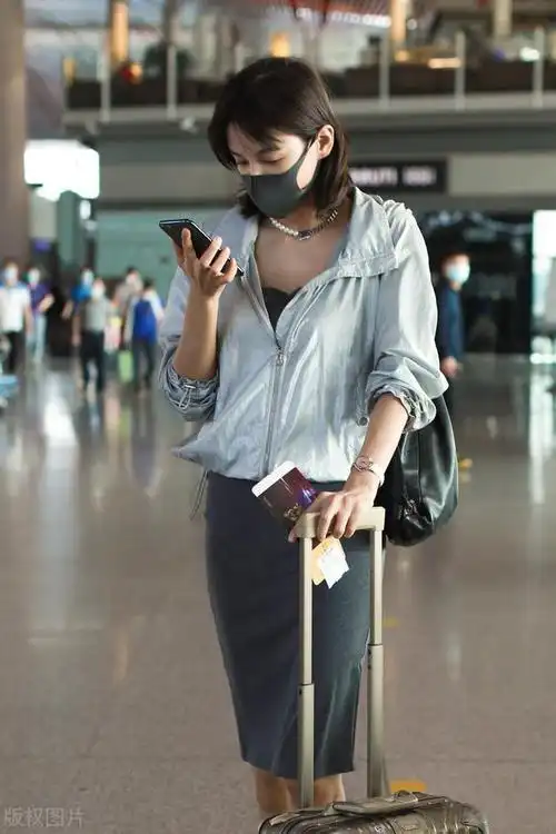 张蓝心现身机场,果然越来越时尚