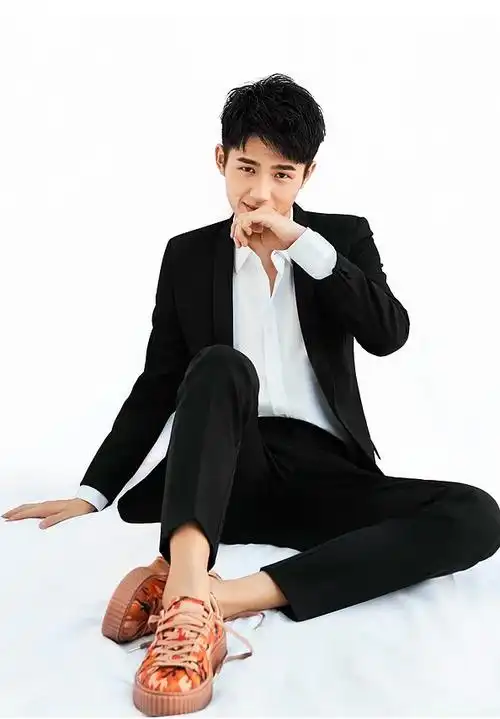 见过走斑马线的,没见过刘昊然这种穿斑马线的?果然颜好任性!