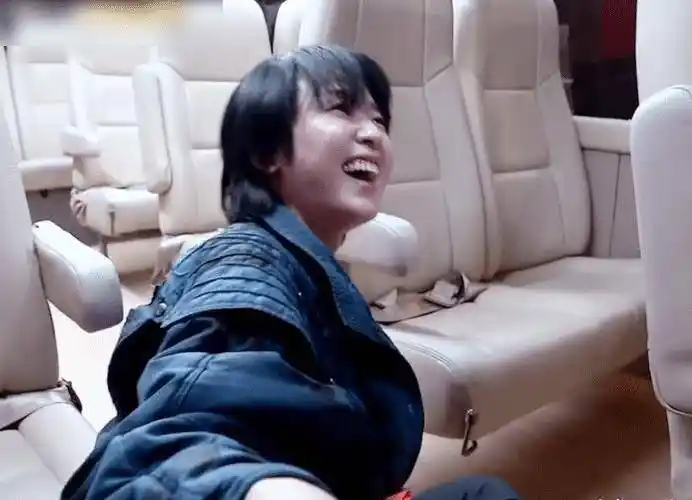 原创周笔畅在车里摔倒吉克隽逸在一旁幸灾乐祸两人感情如何很明显