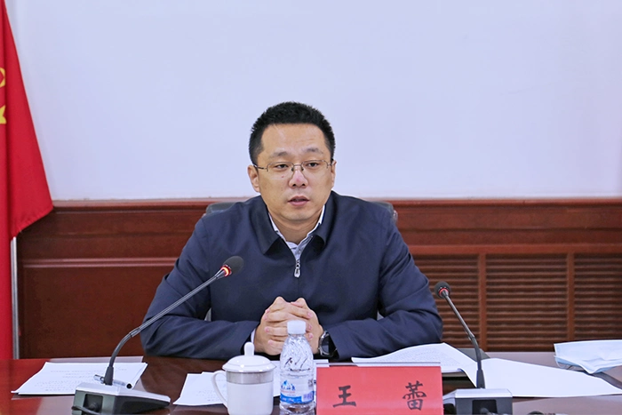 1月10日,县委副书记,县长王蕾主持召开县委常委(扩