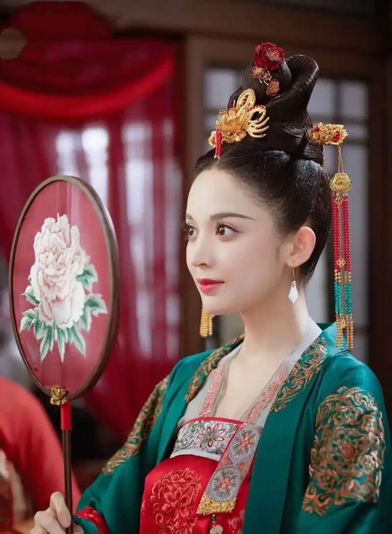 古力娜扎和许魏洲主演的古装剧《风起西州》受到了观众的热烈欢迎.