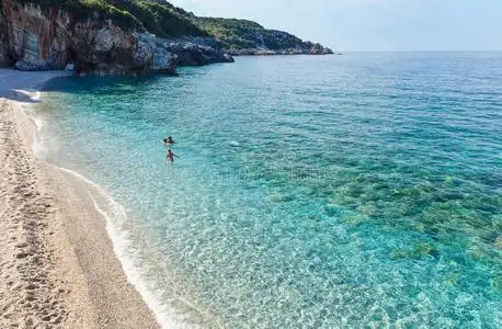 拉克莫洛一家人在爱琴海游泳(希腊,迈洛普塔莫斯海滩).照片