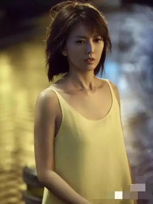 也是很多人心中的女神.孙燕姿的短发给人一种清爽夏天的感觉.