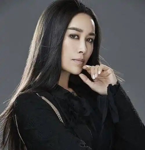 53岁田震晒自拍美照,扎双麻花辫超减龄,阳光自在让人羡慕!