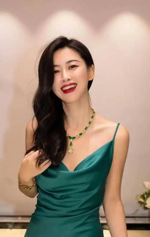 霸占全球最美面孔8年的朱珠微胖但穿衣得体艳而不俗太迷人