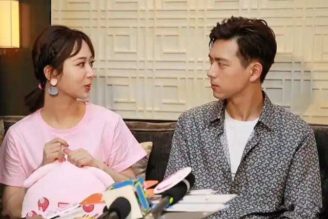 杨紫李现合体现身新剧宣传,互动过程中甜蜜对视,cp感超强